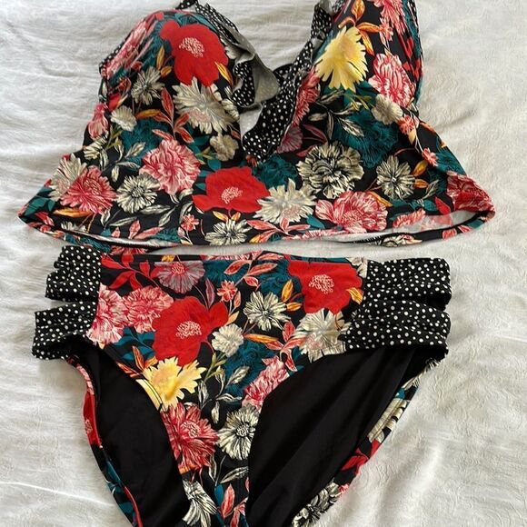 Other - Floral Bikini Set with Polka Dot Accents Size 1X 16-18